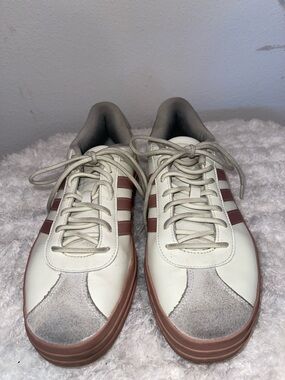 Classic Three-Stripe Men's Sneakers in Cream and Brown